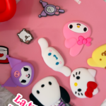Set di 10 spille e charm Hello Kitty & friends